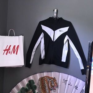 🖤💭Black and White Nike Jacket!💭🖤